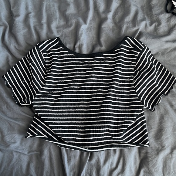 Black and white stripped crop top - Picture 2 of 3